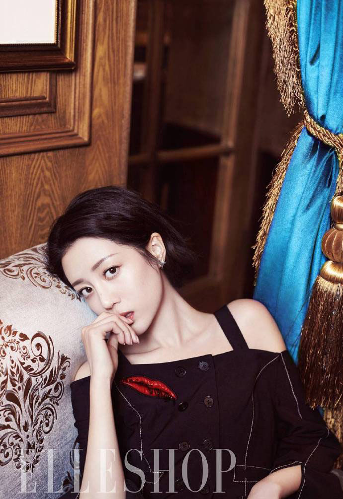 李溪芮:修长美腿十分养眼