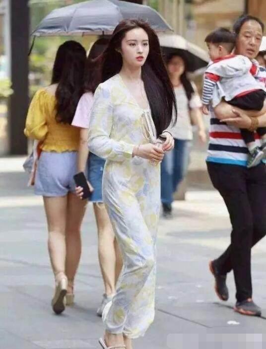 街拍:小姐姐这一身长裙,简直像仙女下凡一样,美丽至极