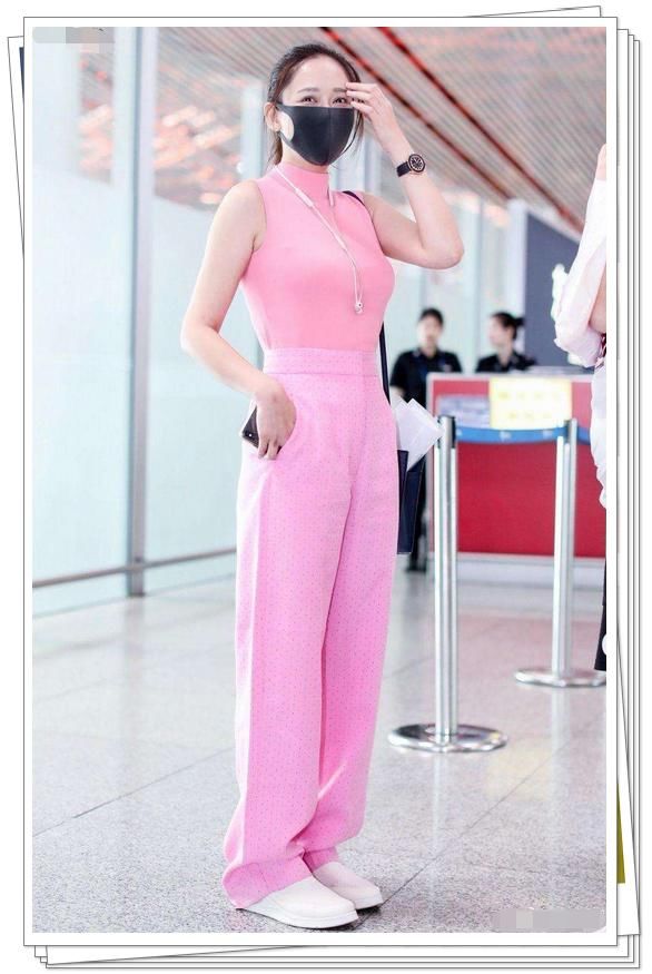 39岁陈乔恩机场穿一件长款白衬衫似路人，网友：可惜了好身材！