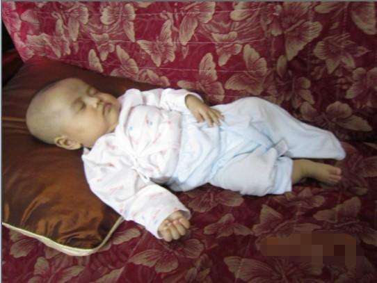 宝妈让三个月宝宝睡沙发, 一顿饭的功夫, 孩子出