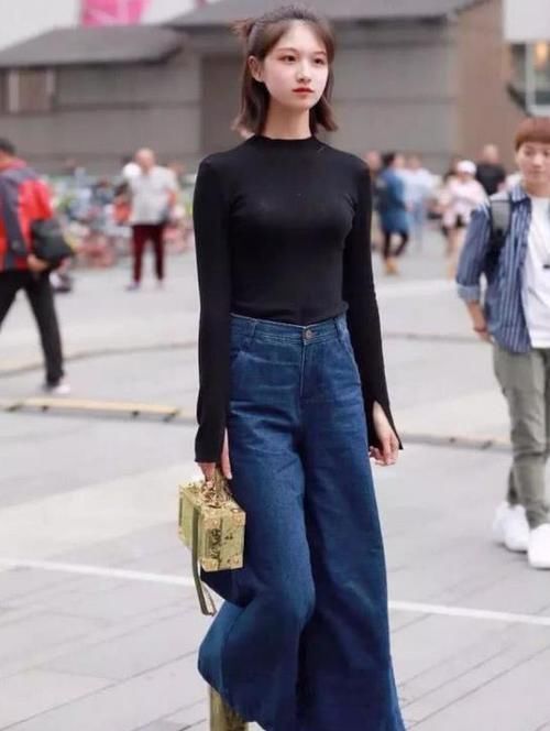  『皮肤』美女时尚街拍：皮肤白皙的小姐姐，一件红色上衣配牛仔短裤，青春活力气质
