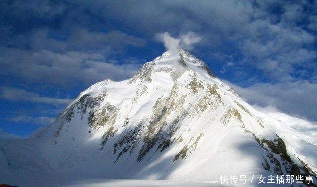 中国最高的十座山峰，只有一座完全在中国境内，由中国人首次登顶