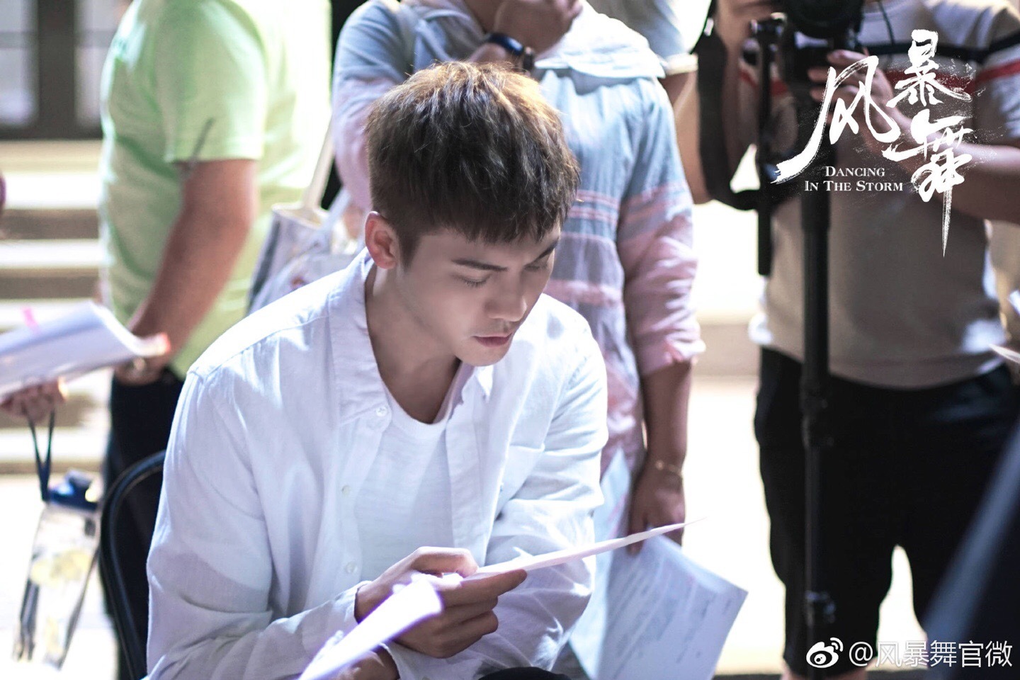 白衬衫男神陈伟霆 简单白衬衫搭出百变风格