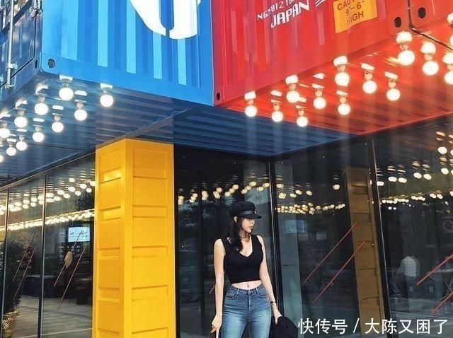  「腿部线条」气质迷人紧身牛仔裤小姐姐，穿出清新女人格调，展现不一样的美!