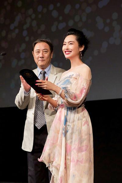 46岁朱茵现身活动，仙女裙美出天际，网友直呼：紫霞仙子回来了