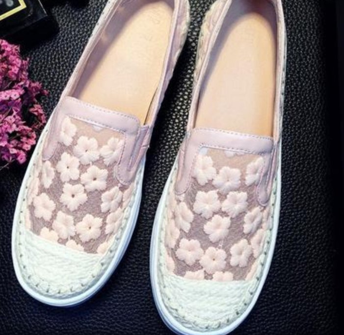 国庆旅游，50岁婆婆穿这休闲鞋，没高跟鞋累脚还显嫩，忒舒适