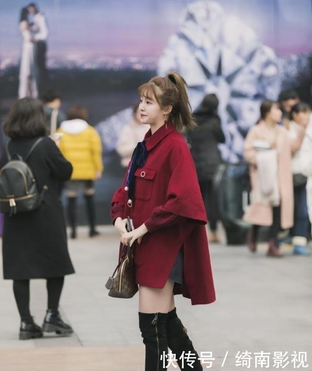  『咖啡色』美女街拍：身材高挑、颜值漂亮的小姐姐，牛仔裤搭配，不失潮流！