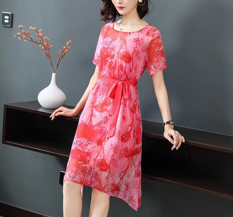 四五十女人别老穿便宜货，三伏天穿时髦蚕丝裙，美的不像中年人