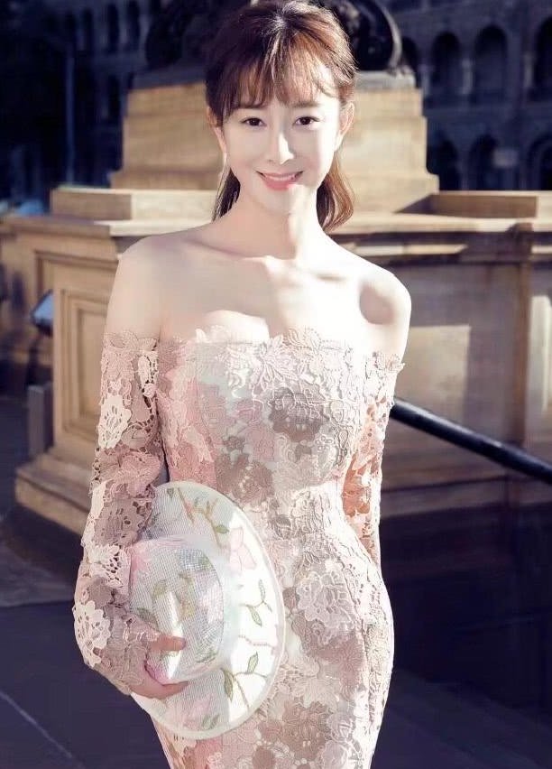 张檬的身材真不是盖的,穿鱼尾裙看得我眼睛直发光,贵妇即视感!