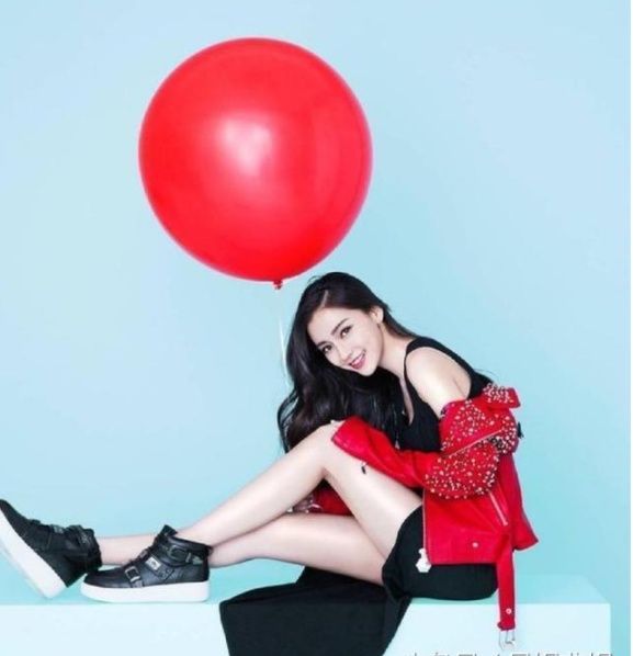 女星与气球合影，杨幂高级感，热巴唯美，关晓彤少女感!