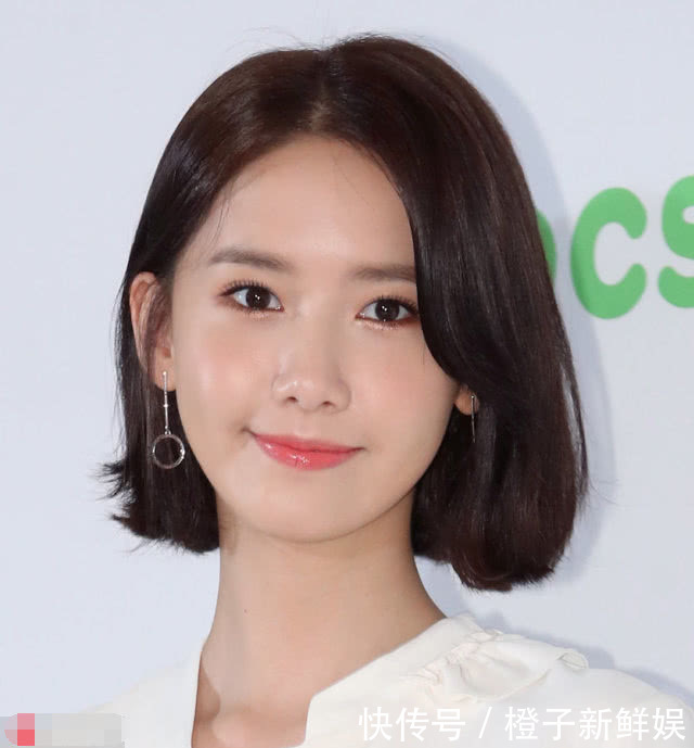 27岁林允儿这样穿真的只有18岁,但这件透视礼