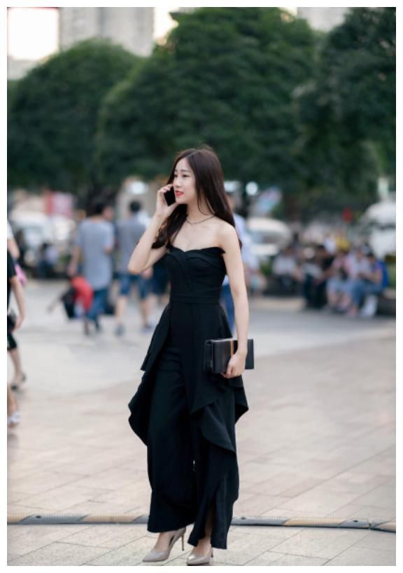 街拍:清新自然的美女，身姿曼妙，回头率十足