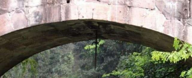 古桥下挂一古剑，价值连城，却无人敢偷，原因很简单！