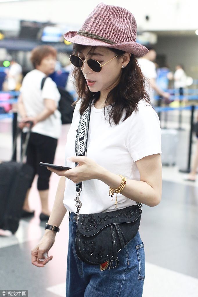 张静初烫卷发戴小粉帽少女心爆棚  阔腿裤+白T时尚吸睛潮出天际