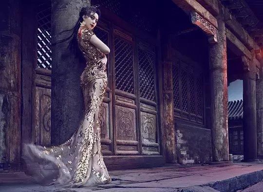 范冰冰穿裙子没谁了!上身仅用几朵花遮挡,隐约可见的腿才是亮点