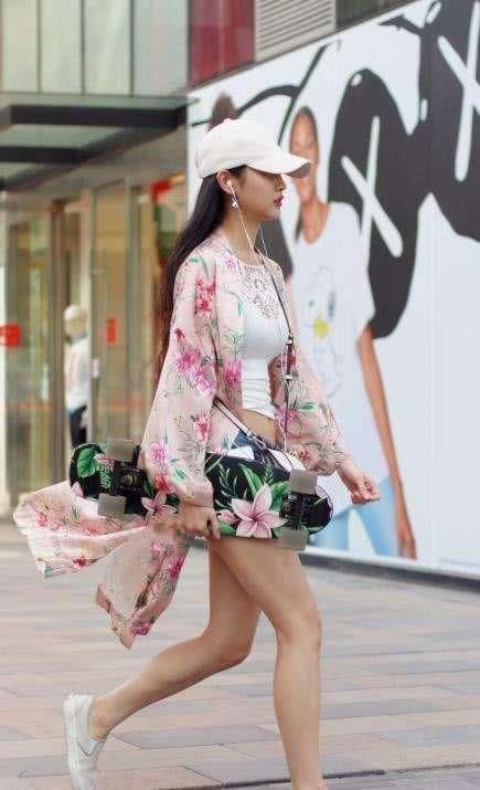 穿蓝色长款T恤的小美女，颜值气质身材，看一眼就会喜欢上她!