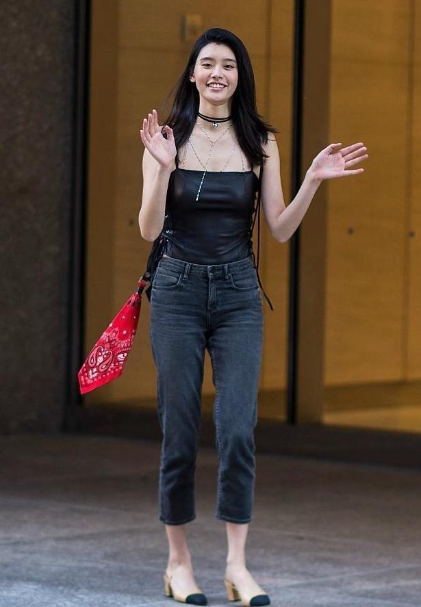 奚梦瑶真敢穿, 大红色吊带衫一点儿不低调, 网友: 换双鞋可好?