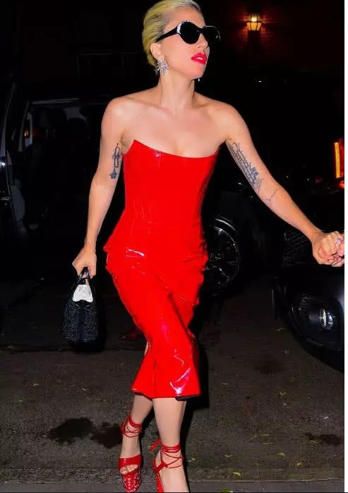 Lady Gaga穿20厘米高跟鞋出街，网友:脚都被折成这样了，真拼!