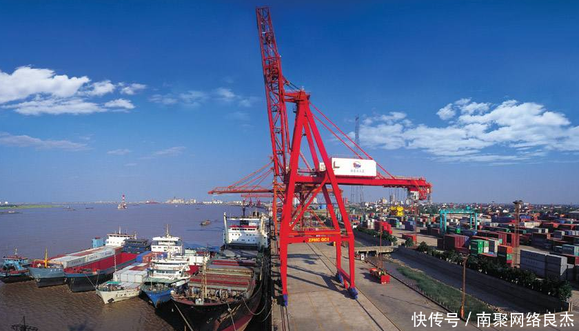 该城市比深圳还要富裕，干净程度赶上日本，却依旧是一个小县城