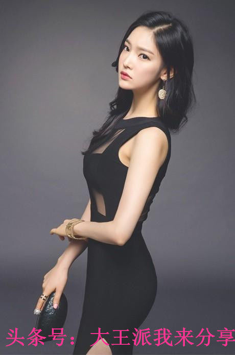 街拍连衣裙美女，身材颜值应有尽有，很有女人味