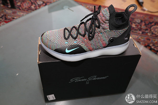 新买的东西 篇一:KD11骚彩色伪开箱，拍出来比实际好看的鞋子