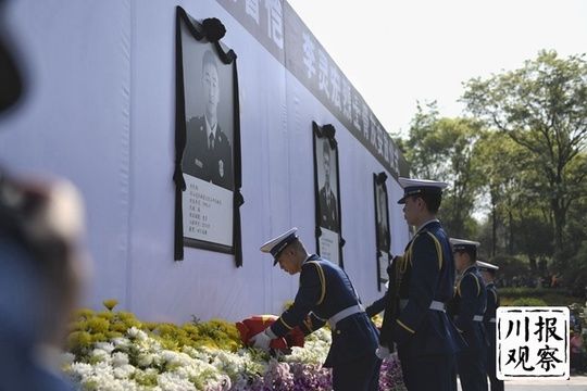 英烈安息!成都群众自发聚集烈士陵园送救火英雄＂最后一程＂