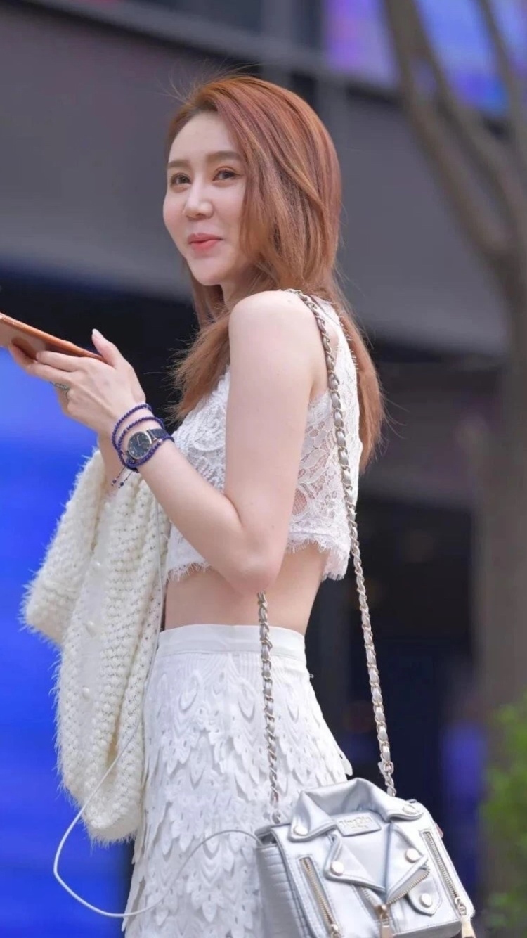 街拍：毛茸茸的白色上衣，薄如蝉翼，可见肉色