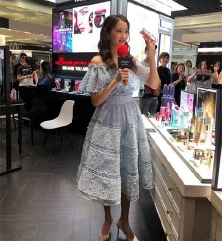 21岁关晓彤穿蕾丝裙演绎御姐的诱惑，网友：鹿晗要把持住！