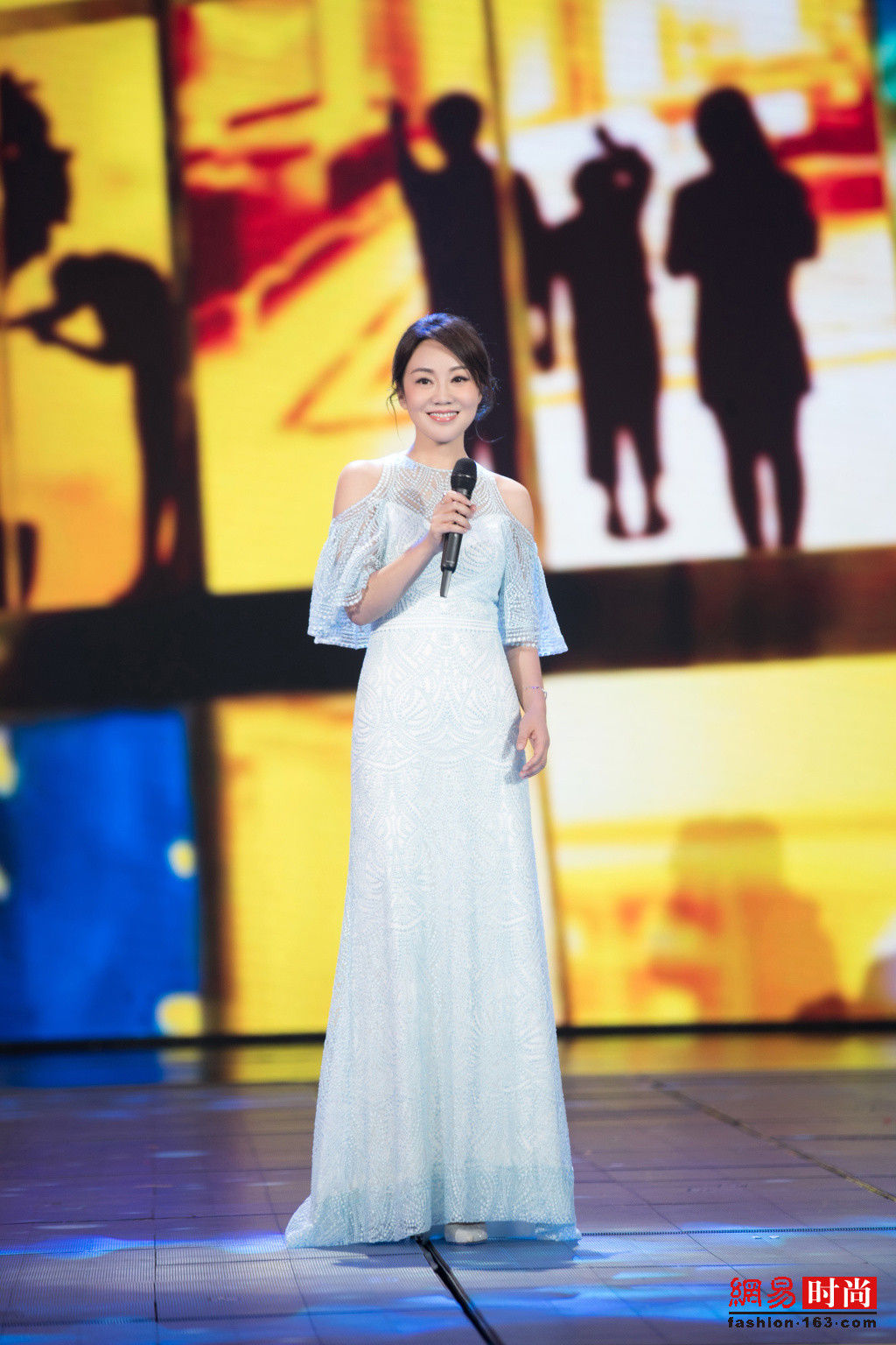 47岁闫妮像吃了防腐剂 穿露肩长裙美成仙女