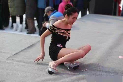 街拍：十五公分的细高跟鞋，小姐姐跌倒站不起来，没人愿意扶下吗