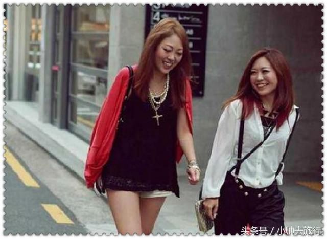 韩国游客在王府井吃了碗炸酱面，结账时愣住，老板：没有看菜单？