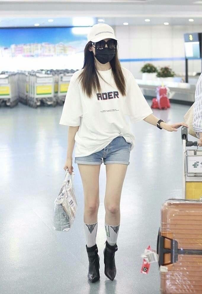 张天爱是要搞另类吗?大热天穿靴子就算了，还加长袜!