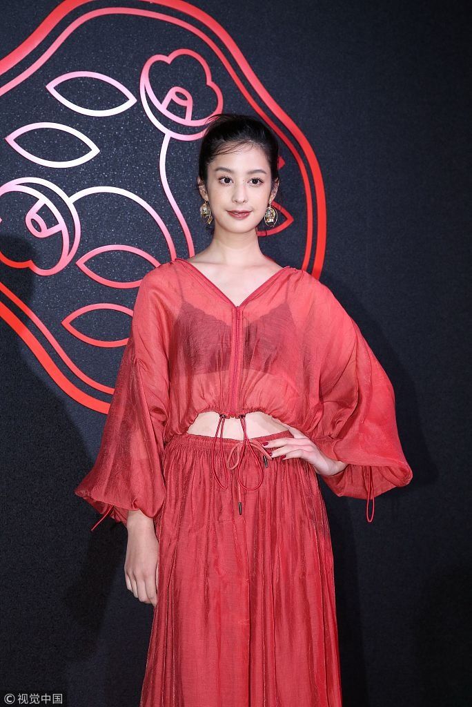 莫允雯穿露脐红装秀蛮腰散发英气美  嘲笑卢广仲“tony老师”梦碎