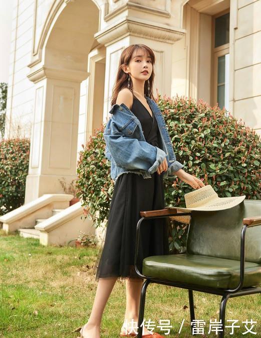  「吊带」为什么00后女生爱穿吊带连衣裙？搭配牛仔短外套，遮肉又减龄