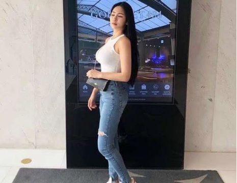 时尚气质的小姐姐身穿紧身包臀裙秀出精致的锁骨，视觉效果完美!