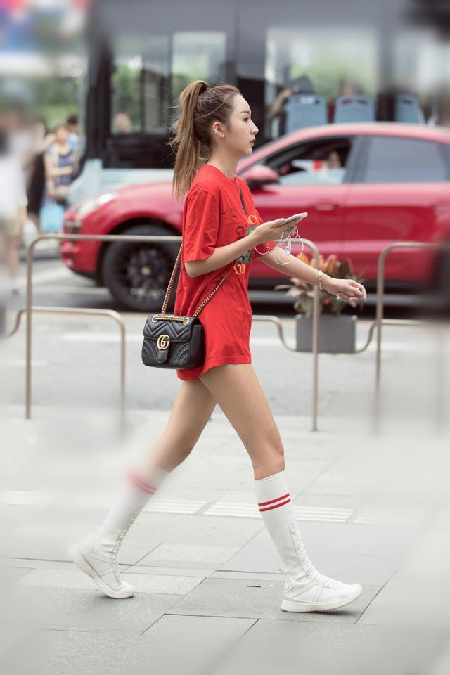 街拍：小姐姐时尚亮丽肌肤柔嫩，身材均匀有致！