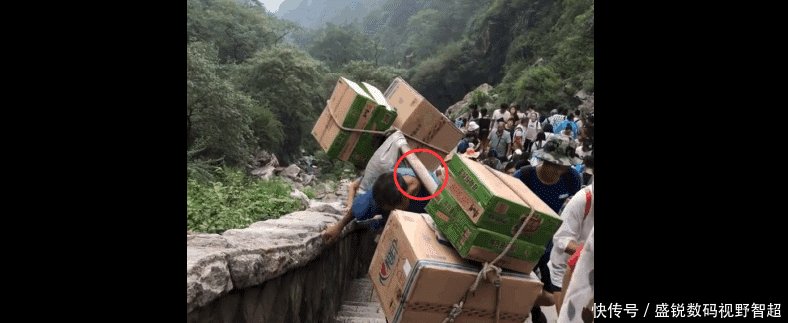 山东泰山现“最老”挑山工, 挑100斤货物走6个小时, 网友 太牛了!