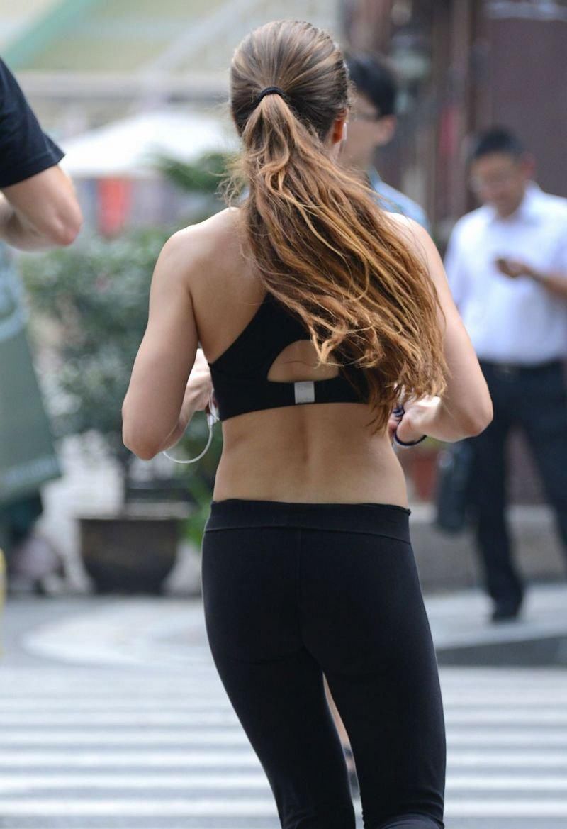 街拍:头一次看见外国美女穿健身装上街，紧身裤包裹出好身材