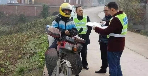 农村禁摩后再限电车，农民出行犯难，专家给3个建议，老农直摇头