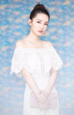 李沁的打底裤,给路人造成了视觉污染,网友:白给都不穿!