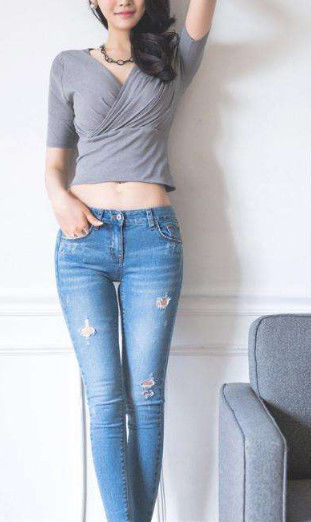  #适合#时尚穿搭展示:荷叶下摆吊带上衣搭配破洞牛仔裤