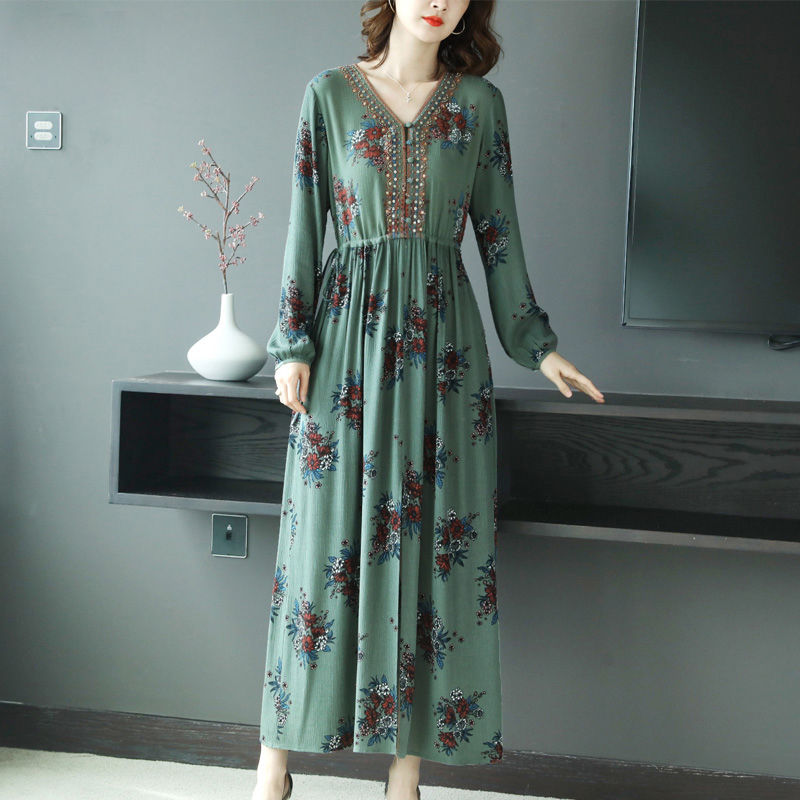 真没想到，秋装“欧货裙”竟如此洋气!53岁妈妈穿，侧影都美翻