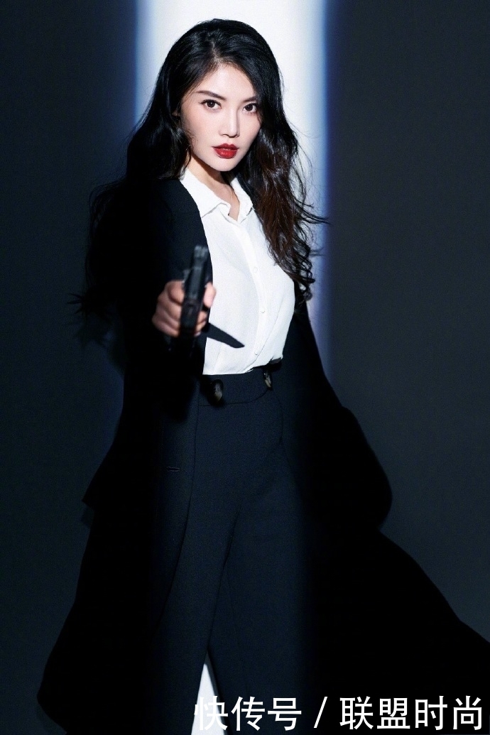 徐冬冬穿紧身T恤去机场，却被吐槽上下一样粗，网友：没点曲线感