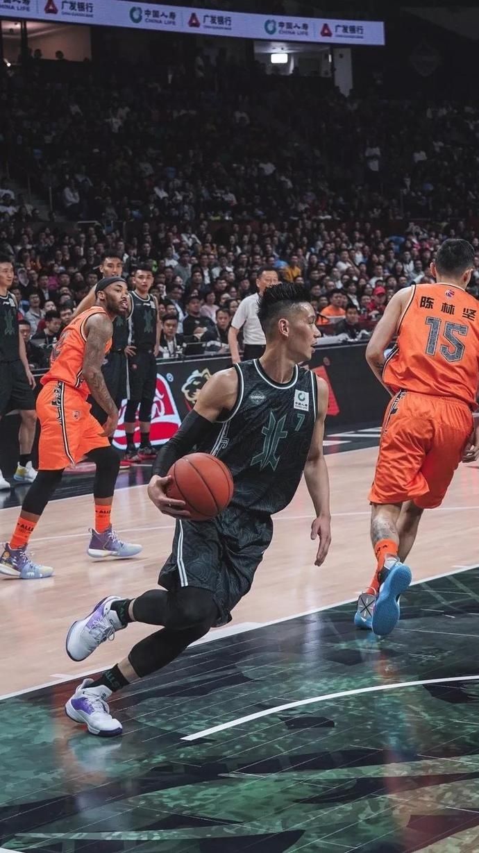 郭艾伦cba全明星球鞋