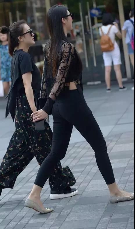 街拍：闺蜜在一起长了，连穿衣服都互相影响，风格越来越相近！