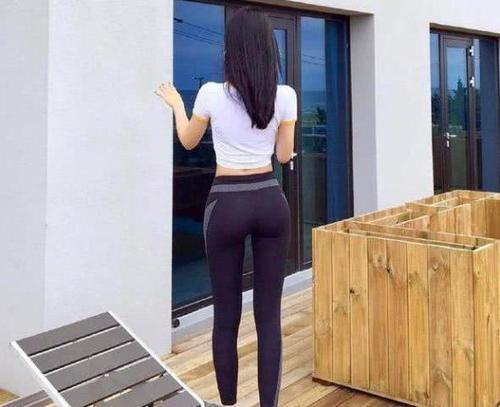 公园游玩偶遇打底裤女神，散发出十足的女人味，很有魅力