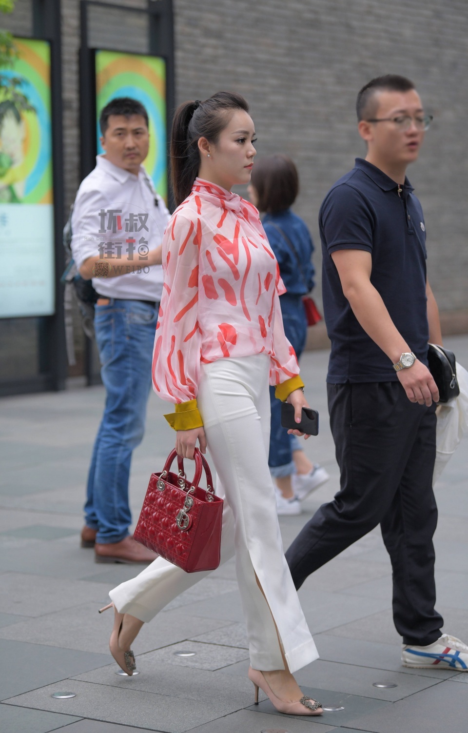 街拍：美女姐姐穿着雪纺衫搭白裤子，显得更加的白净