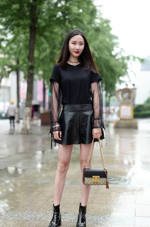 妩媚迷人的小姐姐，身穿白色连体衣，展现曼妙纤细的身材！