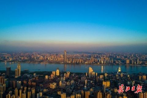  「图集」500米高空航拍晴空万里下的武汉 | 图集