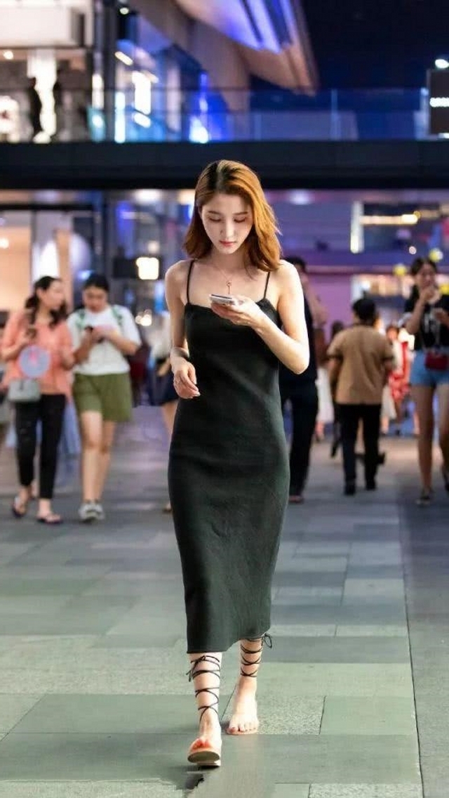  美女|路人街拍，气质娴静的美女，一身着装给人的感觉轻柔又得体